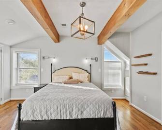 Spacious Historical Manor - Strasburg - Bedroom