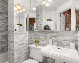 Stylish Escape Modern 2BR Condo on Prince Street - New York