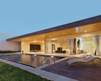 One Eleven Retreat - Kuta - Piscina