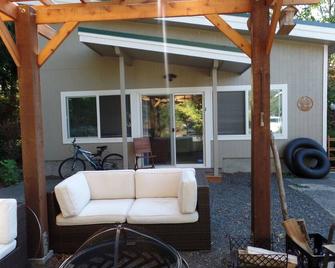 Private Studio Guest Home Near Whatcom Lake With Hot Tub & Firepit - Bellingham - Patio