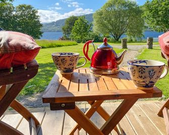 Seal Cove Cabin, peaceful, private, couples retreat, loch side & pet friendly (1 only) - Cairndow - Innenhof