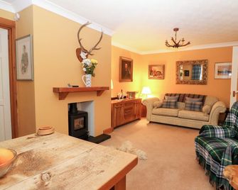 1 THE CROSS, pet friendly, character holiday cottage in Dunkeld - Dunkeld - Wohnzimmer