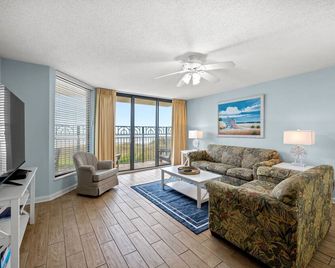 Spacious 1st floor corner Oceanfront unit + Free Attraction Tickets! - North Myrtle Beach - Living room