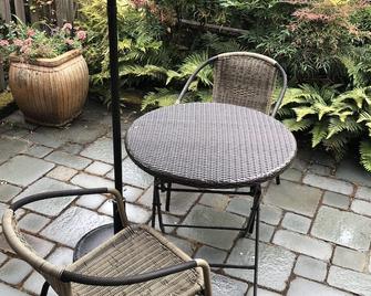 Secluded Backyard Cottage on Walkable Phinney Ridge - Seattle - Patio