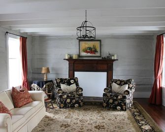 Historical 4-bedroom, 3-bathroom farmhouse comfortably sleeps up to 8 guests - Blacksburg - Salon