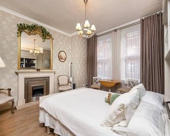 Charming Chelsea Studio Your Cozy Urban Retreat - London - Bedroom