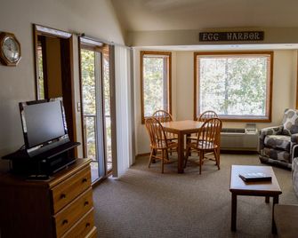 The Landing Resort - Egg Harbor - Living room