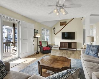 Classic beach cottage on beautiful Wrightsville Beach. 4 Bedrooms, 3 Baths - Wrightsville Beach - Living room