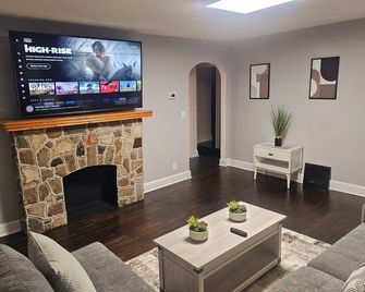 Cozy Home in Beautiful Berea: near Airport, IX Center, Parks, & Campus - Berea - Living room