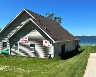 4 Cozy Cabins connected on Lake Leelanau - Traverse City - Building