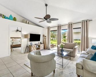 Pga National Spacious One Story Home With Lake View - Palm Beach Gardens - Living room