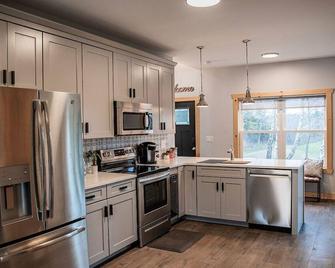 Suntower 60 acre/pavillion/HOT TUB/hiking trails/ultra private - Bloomsburg - Kitchen