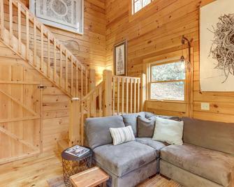 Toccoa Waterfront Hideaway Hot Tub and Fire Pit! - Mineral Bluff - Living room