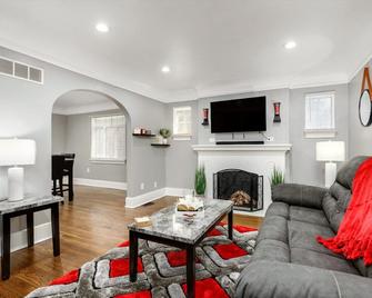 Stylish, Tranquil & Comfy ~ Queen Beds ~ Pkg - Detroit - Living room