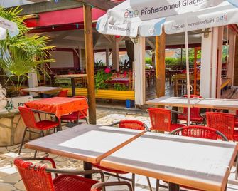 Hôtel Les Italiens - بيسكاروس - شرفة مرصوفة