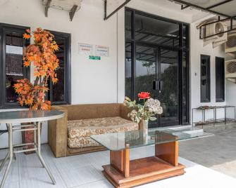 OYO 2391 Baladewa Residence Syariah - Karawang - Lobby