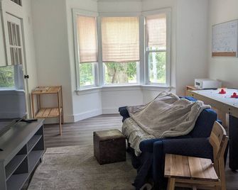 Quaint Farmhouse on 10 acres. Lake access and pet friendly. - Yarmouth - Huiskamer