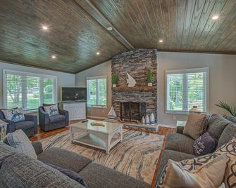 Firefly - 2 Houses On 1 Spectacular Property - Belmont - Living room