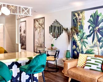 Muse-Luxe Apartment In Port Douglas - Port Douglas - Oleskelutila