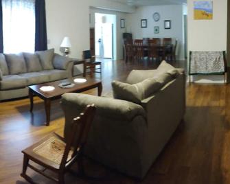 Art N Design Studio Llc 3 Bedroom House - Hinesville - Living room