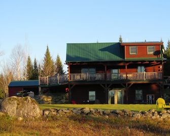 Cozy modern cabin located on large parcel one mile off the main road. - Sebec - Edificio