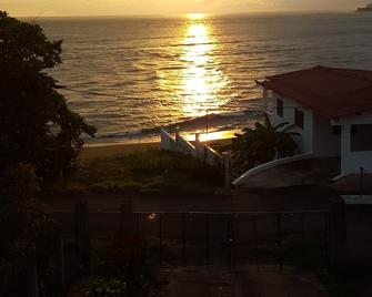 2 Story 3 Bed/2 Bath House with separate units just steps from the beach!! - Las Tablas - Vista del exterior