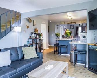 3-bedroom house in Chehalis located between Seattle, Portland, WA Coast and Ski - Chehalis - Living room