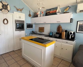 Family friendly shack with bay views - Port Broughton - Kitchen