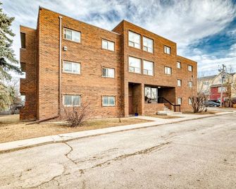 2 Bedroom Furnished Apartment. Downtown Strathmore. - Strathmore - Будівля