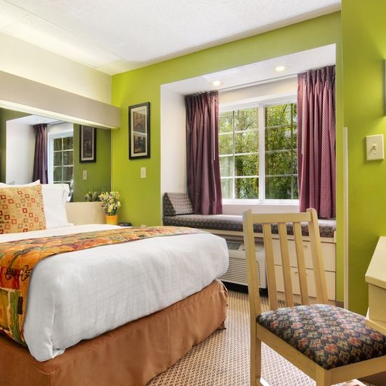 Bedroom view of Hometown Inn & Suites Jacksonville Butler Blvd./Southpoint