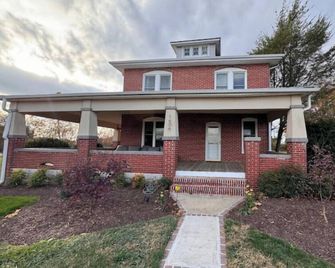 Charming 3-bedroom house in the heart of town right off I-70 - Mount Airy - Edificio