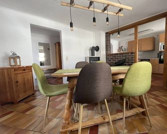 Gemütliche Ferienwohnung Direkt am Fahrrad- Wanderweg / 2 Gehminuten vom Badesee - Heiligenstadt - Comedor