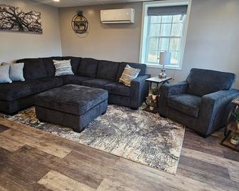 Bright New 1 bedroom Retreat - Candler - Olohuone