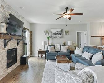 Spacious Country Farmhouse Retreat, Sleeps 16, Pool, Movie Room - Papillion - Living room