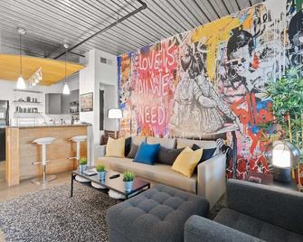 Graffiti Art Haus - Walk to Central Bank Arena - Lexington - Living room