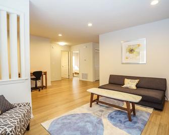 Steps To Downtown Bentonville III - Bentonville - Living room