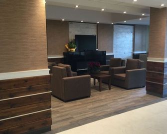 Super 8 by Wyndham Hardisty - Lougheed - Lounge