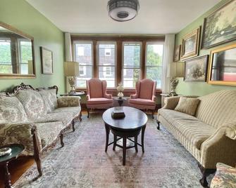 Knit Inn.. - Frostburg - Living room