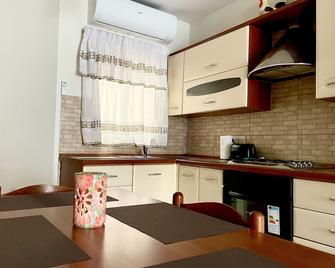 Spacious 3 bedroom apartment within walking distance from seafront - Bugibba - Kitchen