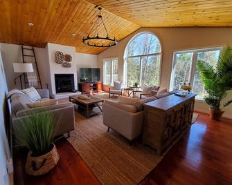 Upscale Lakehouse, Private Sauna, Great Views, Great Fishing! Pet-Friendly - Minden - Living room