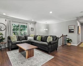 Family Home in The Woodlands - The Woodlands - Living room