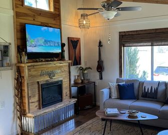 Adventurous tiny house! Located on 1 acre surrounded by evergreen forest - Statesville - Olohuone