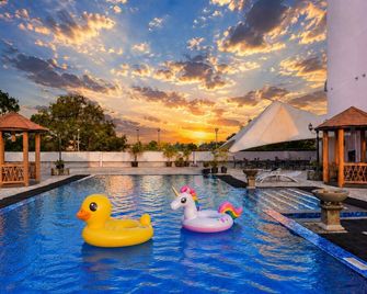 Sakura Park Hotel And Residence - Bekasi - Pool