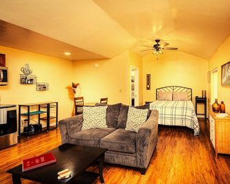 Newly remodeled Studio Cottage, perfect for two! - Three Rivers - Obývací pokoj