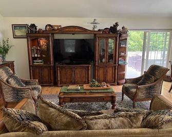 Catskills Oasis 3 bdr w/ Private Lake on 50 Acres - Barryville - Living room