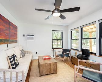 Cozy Cabin In-Between Moab + Telluride - Naturita - Huiskamer