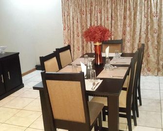 Tintech Bed & Breakfast - Francistown - Jídelna