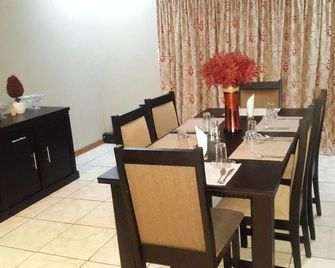 Tintech Bed & Breakfast - Francistown - Essbereich