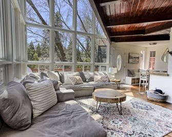 Family & Pet Friendly Cabin w/ AC in Lake Arrowhead w/ Private Lake Trail Access - Lake Arrowhead - Living room