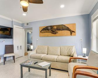 Walk to Beaches and Gulf Indian Rocks Beach Duplex! - Clearwater Beach - Sala de estar
